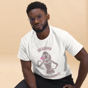 La lecture est fondamentale - T-shirt unisexe queer, intelligent et littéraire inspiré du dragster