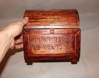 Handgemaakte gegraveerde houten kist: antieke sieradenkist met slot