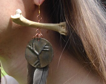 Oorringen van been, medaillon, veren, rustieke sieraden
