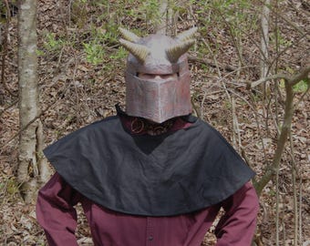Gehoornde helm van papier-maché: Larp-kostuumpantser