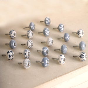 グレーのセラミック製引き出しノブ、手描きのボヘミアン風キャビネット取っ手、ヴィンテージ風ドレッサーハンドル、シャビーシックなキッチン金具、装飾的な家具ノブ