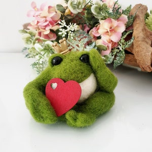 Forsch made of felt, decoration, frog prince fairy tale figures, frog prince, frog prince figures, needle felted frog made of wool, frog figure