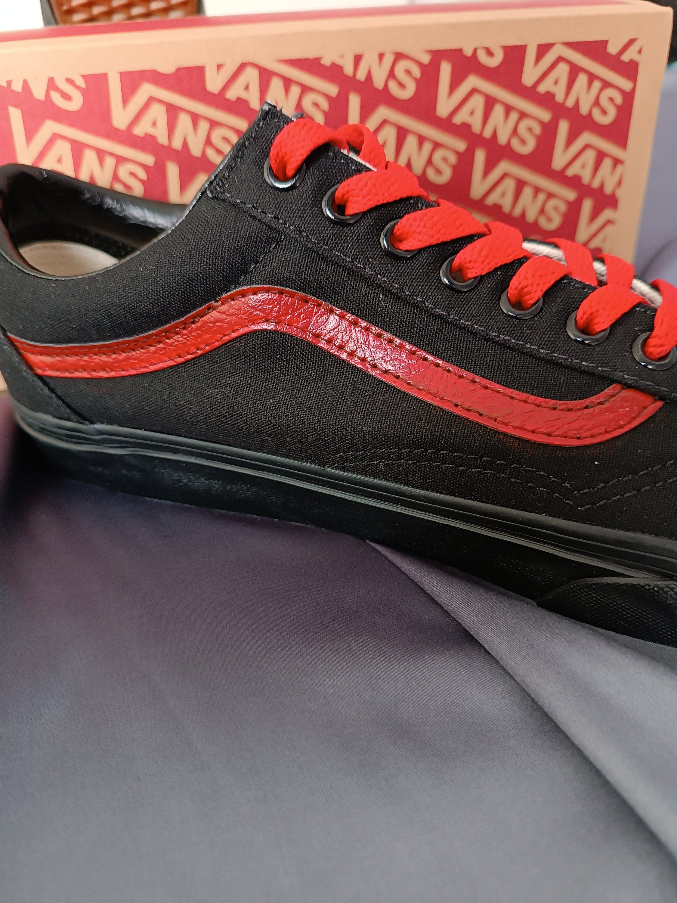 Black vans red stripe discount