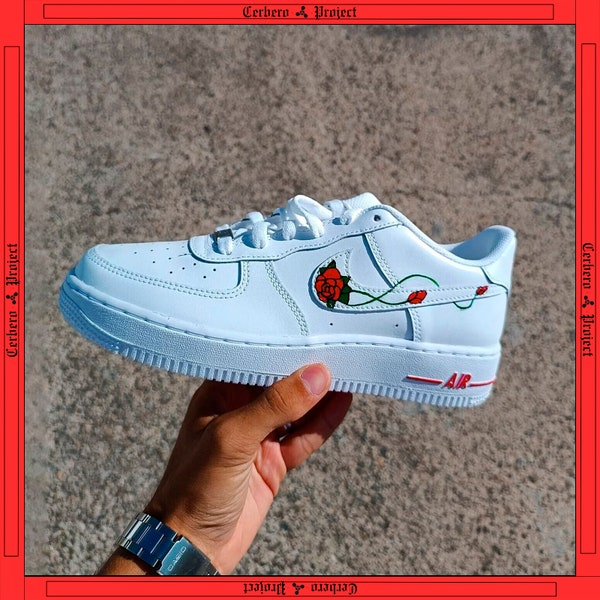 Sneaker personalizzata Air Force 1 con rosa rossa | Scarpe Nike floreali con fiori nelle scarpe