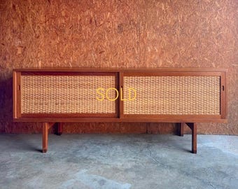 Aparador Hans Wegner RY26 de teca y ratán – Credenza danesa moderna, c. 1960 - Vendido