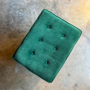 Otomana o taburete Billy Baldwin de terciopelo verde moderno de mediados de siglo imagen 4
