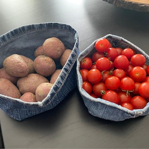 Peut inclure: Deux paniers en jean, l'un rempli de tomates rouges et l'autre de pommes de terre rouges.