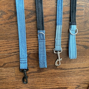 Könnte beinhalten: Vier Hunde-Leinen in verschiedenen Farbkombinationen. Jede Leine hat einen Metallclip und einen Riemen aus Denim-Stoff.