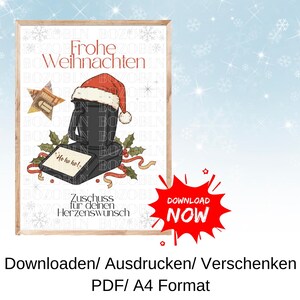Può includere: Illustrazione natalizia incorniciata con un oggetto nero con cappello di Babbo Natale, agrifoglio e una stella. Il testo "Frohe Weihnachten" è in alto, con "Ho ho ho!" sull'oggetto. Una grafica rossa dice "SCARICA ORA".