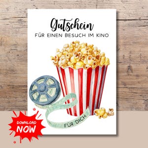 Puede incluir: Una tarjeta blanca con una ilustración de acuarela de un cubo de palomitas de maíz con rayas rojas y blancas, una bobina de película y una tira de película. El texto alemán "Gutschein für einen Besuch im Kino" y "Für Dich" está presente. Un gráfico rojo "Download Now" está en la esquina.