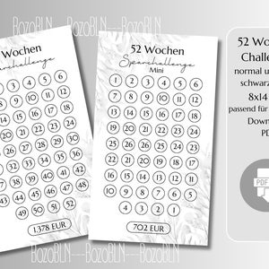 Könnte beinhalten: Zwei druckbare 52-Wochen-Challenge-Tracker in Schwarzweiß. Der größere Tracker hat die Zahlen 1-52 in Kreisen. Der kleinere Tracker hat die Zahlen 1-26 in Kreisen. Beide Tracker haben einen marmorierten Hintergrund. Der Text "52 Wochen Sparchallenge" befindet sich oben auf jedem Tracker. Der Text "1.378 EUR" befindet sich unten auf dem größeren Tracker. Der Text "702 EUR" befindet sich unten auf dem kleineren Tracker. Der Text "52 Wochen Challenge" befindet sich oben rechts im Bild. Der Text "normal und mini schwarz/weiß" befindet sich unter dem Titel. Der Text "8x14 cm" befindet sich unter dem Text "normal und mini schwarz/weiß". Der Text "passend für A6 Binder" befindet sich unter dem Text "8x14 cm". Der Text "Download PDF" befindet sich unter dem Text "passend für A6 Binder". Ein grauer Kreis mit dem Text "PDF" befindet sich unter dem Text "Download PDF".