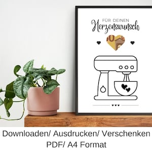 Könnte beinhalten: Ein schwarz-weiß gerahmter Druck mit einer Küchenmaschine, Herzen und dem Text "FÜR DEINEN Herzenswunsch". Eine Topfpflanze steht auf einem Holzregal. Das Bild ist im A4-Format.