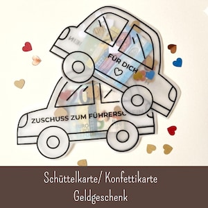 Könnte beinhalten: Zwei transparente, Auto-förmige Geschenkkartenhalter, einer über dem anderen, gefüllt mit Geld. Das obere Auto hat die Worte "FÜR DICH" und ein Herz. Das untere Auto hat die Worte "ZUSCHUSS ZUM FÜHRERSCHEIN". Herzförmiges Konfetti ist verstreut.