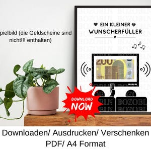 Könnte beinhalten: Ein gerahmter Druck mit dem Text "EIN KLEINER WUNSCHERFÜLLER" und einer Grafik eines Fernsehers, der einen 200-Euro-Schein anzeigt. Der Druck enthält den Text "DOWNLOAD NOW" und wird auf einem Holzregal mit einer Topfpflanze ausgestellt.