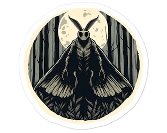 Puede incluir: Una ilustración en blanco y negro de una polilla con alas grandes, de pie en un bosque con una luna llena en el fondo.