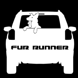 以下が含まれることがあります： 後ろに「FUR RUNNER」という文字が書かれた白い車のシルエット。犬の頭が後ろの窓から出ている。