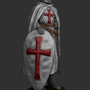 Puede incluir: Una figura blanca y plateada de un caballero que lleva una túnica blanca y un casco con una cruz roja en el pecho y el escudo. El caballero sostiene una espada y está de pie sobre una base marrón.