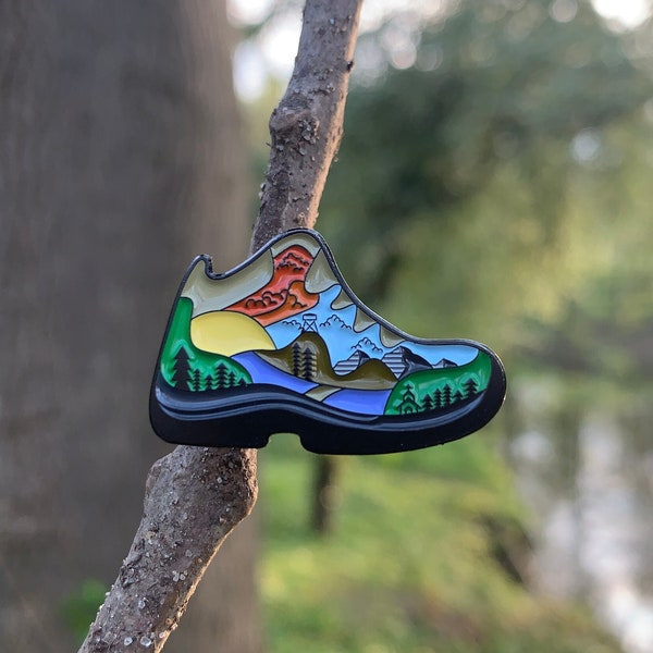 Hiking boot with nature | Emaille Pin | Gadget | Walking | Hiking | Backpack | Wandelpin | Lapel pins | Enamel | Outdoor | Butterfly Clasp