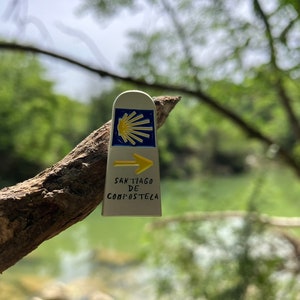 Señalización del Camino | Santiago de Compostela | Buen camino | Peregrino | Caminando | Pin de esmalte | Caminando | Senderismo | Mochila |  | Alfiler para caminar
