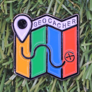 Géocacheur | Géocaching | Randonnée | Marche | Pin's émaillé | Gadget | Marche | Randonnée | Sac à dos |