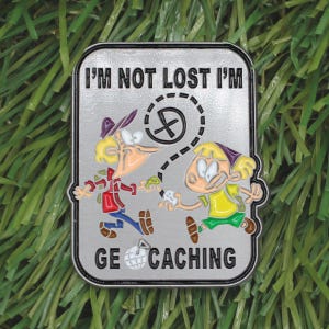 Geocaching | I'm not lost I'm Geocaching | Wandelen | Emaille Pin | Gadget | Walking | Hiking | Backpack | Wandelpin | Lapel pins | Enamel