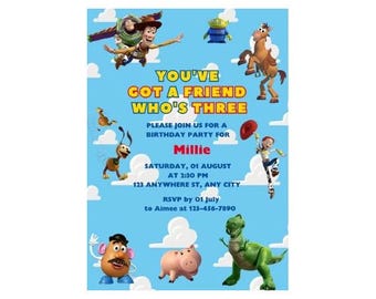 Op de afbeelding: Een lichtblauwe verjaardagsuitnodiging met Toy Story-personages zoals Woody, Buzz Lightyear, Jessie en Rex. De tekst luidt: YOU'VE GOT A FRIEND WHO'S THREE, PLEASE JOIN US FOR A BIRTHDAY PARTY FOR Millie, SATURDAY, 01 AUGUST AT 2:30 PM.