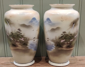 Pair of Japanese decorative vases with a matching mirrored decor - scenes