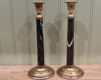 Paar Kerzenhalter aus Bronze und schwarz geädertem Marmor – Kerzenständer – klassischer Stil – 20. Jahrhundert