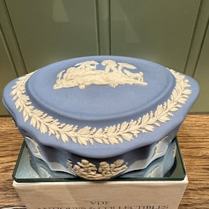 Wedgwood Jasperware oval-shaped trinket box - Vintage Jasperware - Marked