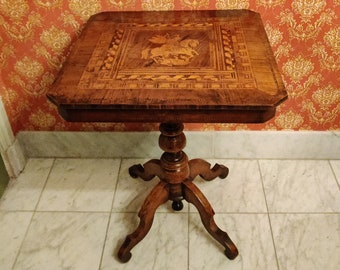 Belle table en bois de marqueterie avec une image de Saint George.