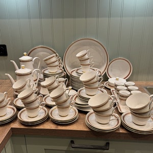 Service à thé en porcelaine Königlich Privilegierte Tettau : service de petit-déjeuner 108 pièces