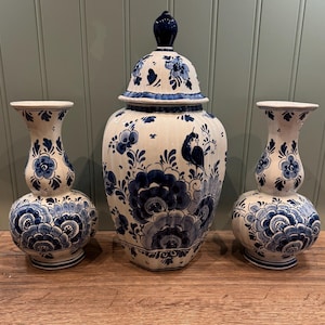 3-piece Delfts blue vase set - Large lidded vase with two baluster side vases - Lid damaged/glued