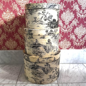 Set of 3 Vintage-Style Wooden Hat Boxes with French Toile de Jouy Motif – Stackable Decorative Storage Boxes – Rustic Country Decor