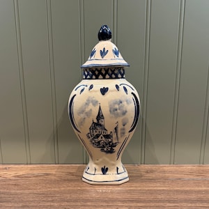 Eenvoudige Delfts blauwe vaas - handbeschilderd met dorpslandschap- made in Holland - aardewerk - steengoed - porselein