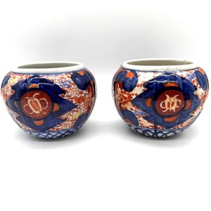 Pair of Japanese Imari cachepots – small Arita porcelain pots – Meiji Taishō period