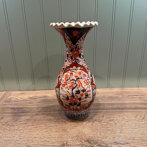 19th Century Japanese Imari Vase: Handpainted Blossom Decor