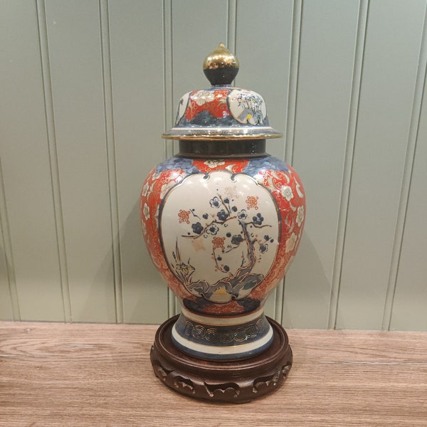 Vase Imari récent (copie antique) sur plate-forme en bois - Porcelaine de luxe japonaise - Signé