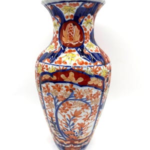 Antique Japanese Imari Vase: Meiji Period Porcelain with Yellow Accents