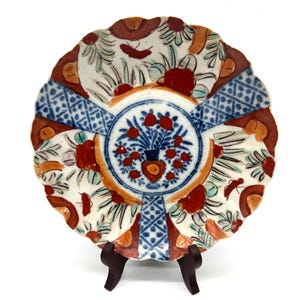 Antique Japanese Imari Porcelain Plate – Hand-Painted Floral & Geometric Design – Scalloped Rim – 21 cm – Late Edo to Meiji Period