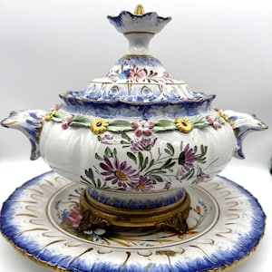 Große italienische Porzellanterrine im Capodimonte-Stil mit Deckel und Tablett - Blumenrelief, Vintage-Mittelstück, c.1950er Jahre - 1970er Jahre