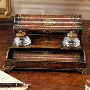 Napoleon III-bureauset – gezwart hout, messing inlegwerk en kristallen inktpotten – 19e eeuw