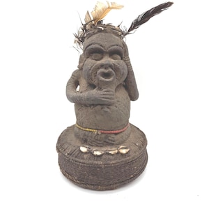 Vintage African Tribal Fetish Figure – Handcrafted Ritual Statue with Cowrie Shells & Feathers – 26.5 cm Tall (Excl. Feathers)