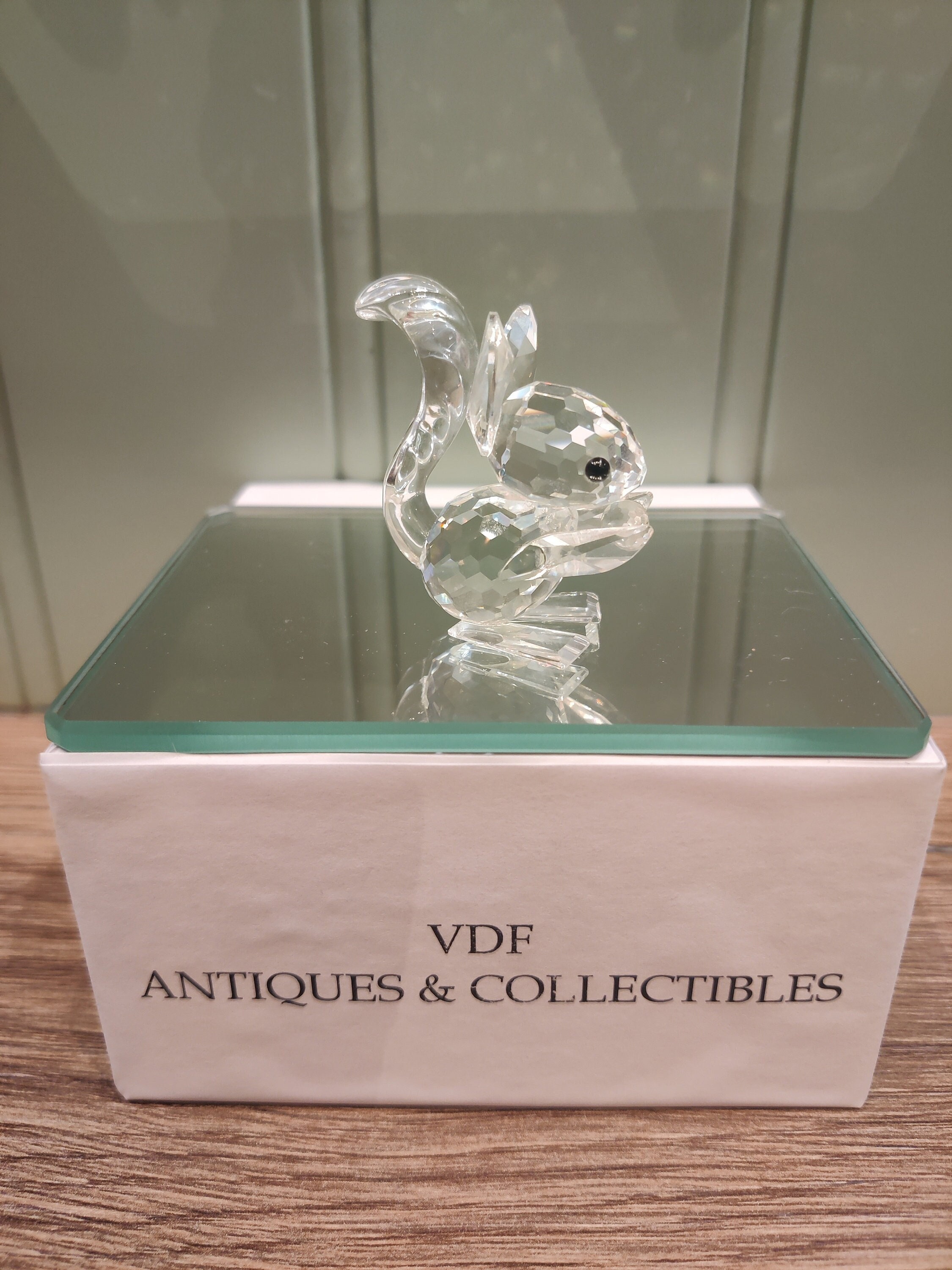 スワロフスキークリスタル リスの置物（ナッツ付き） - 箱入り - Etsy 日本