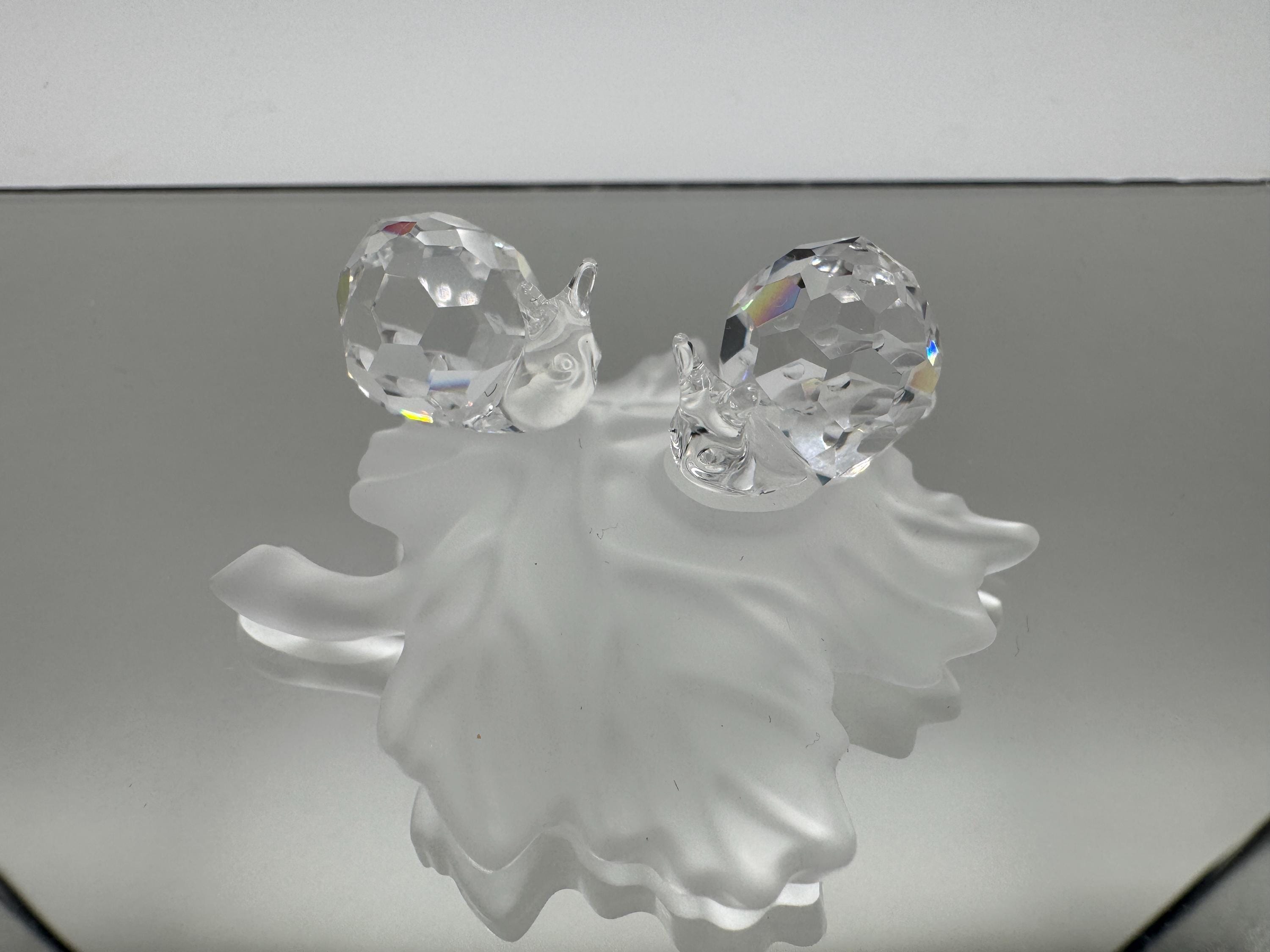 スワロフスキークリスタルフィギュア：葉っぱの上の2匹の赤ちゃん