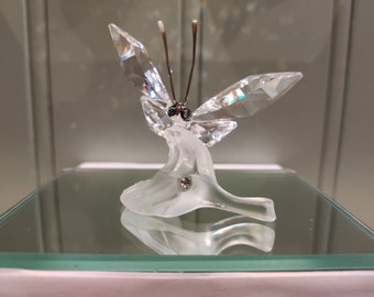 Figura de mariposa de cristal de Swarovski sobre hoja esmerilada
