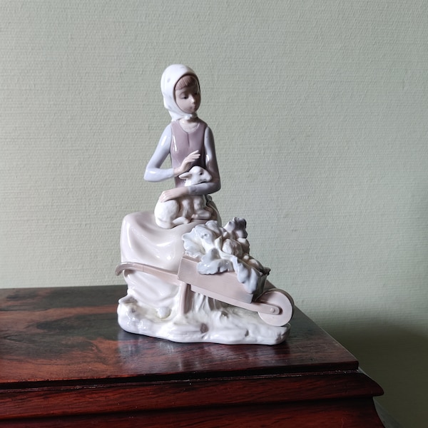 Lladro #4816 figurine meisje met lam en kruiwagen met kool - porselein - spanje - Handgemaakt