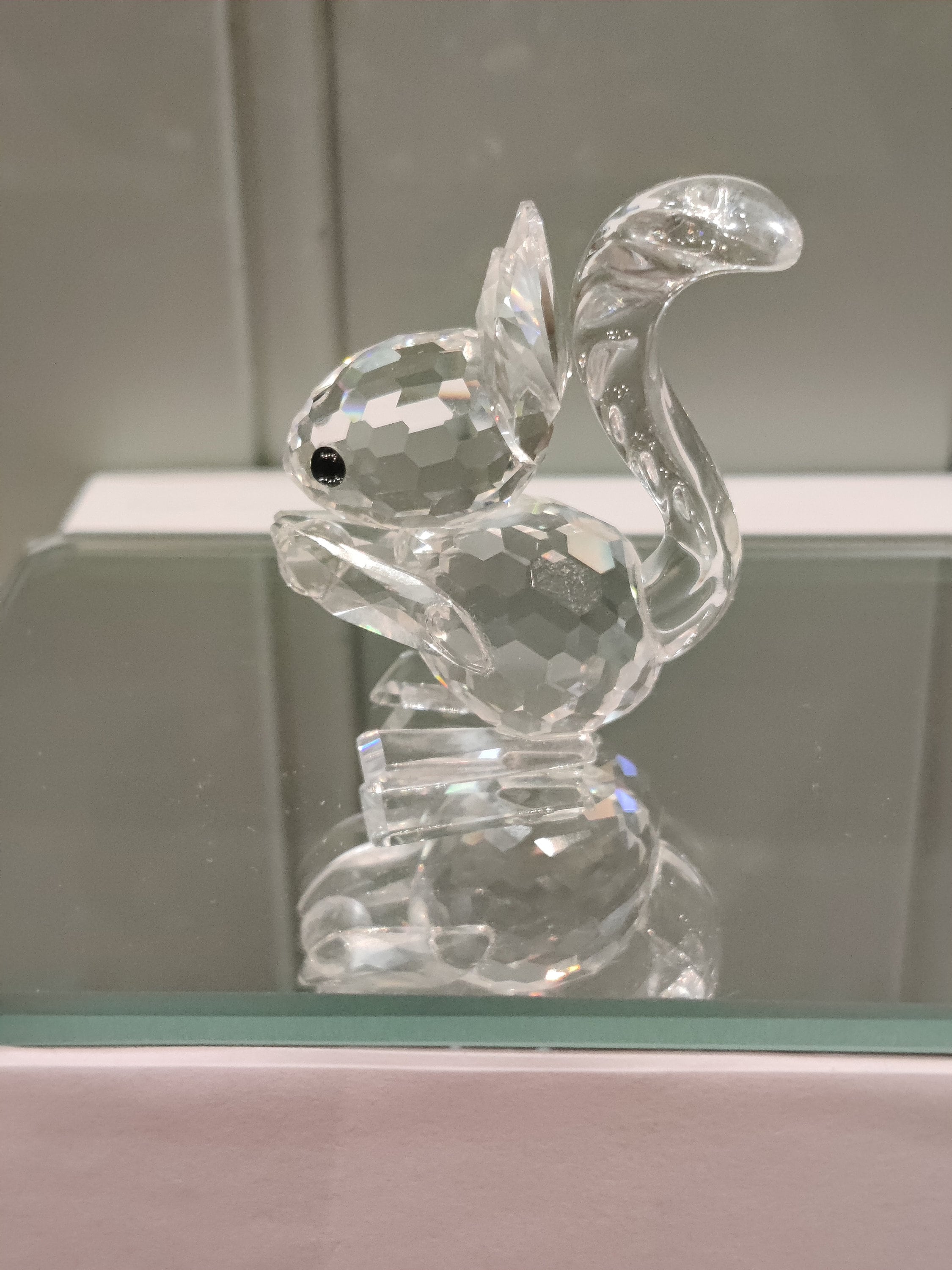 スワロフスキークリスタル リスの置物（ナッツ付き） - 箱入り - Etsy 日本