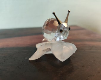 【SWAROVSKI スワロフスキー】葉っぱの上のかたつむり☘ 置物 インテリア スワロフスキークリスタル カタツムリの置物（葉っぱの上） - 箱入り