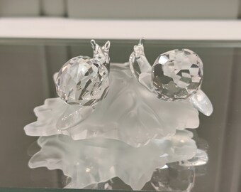 スワロフスキークリスタルのカタツムリの置物：葉の上に透明＆フロスト