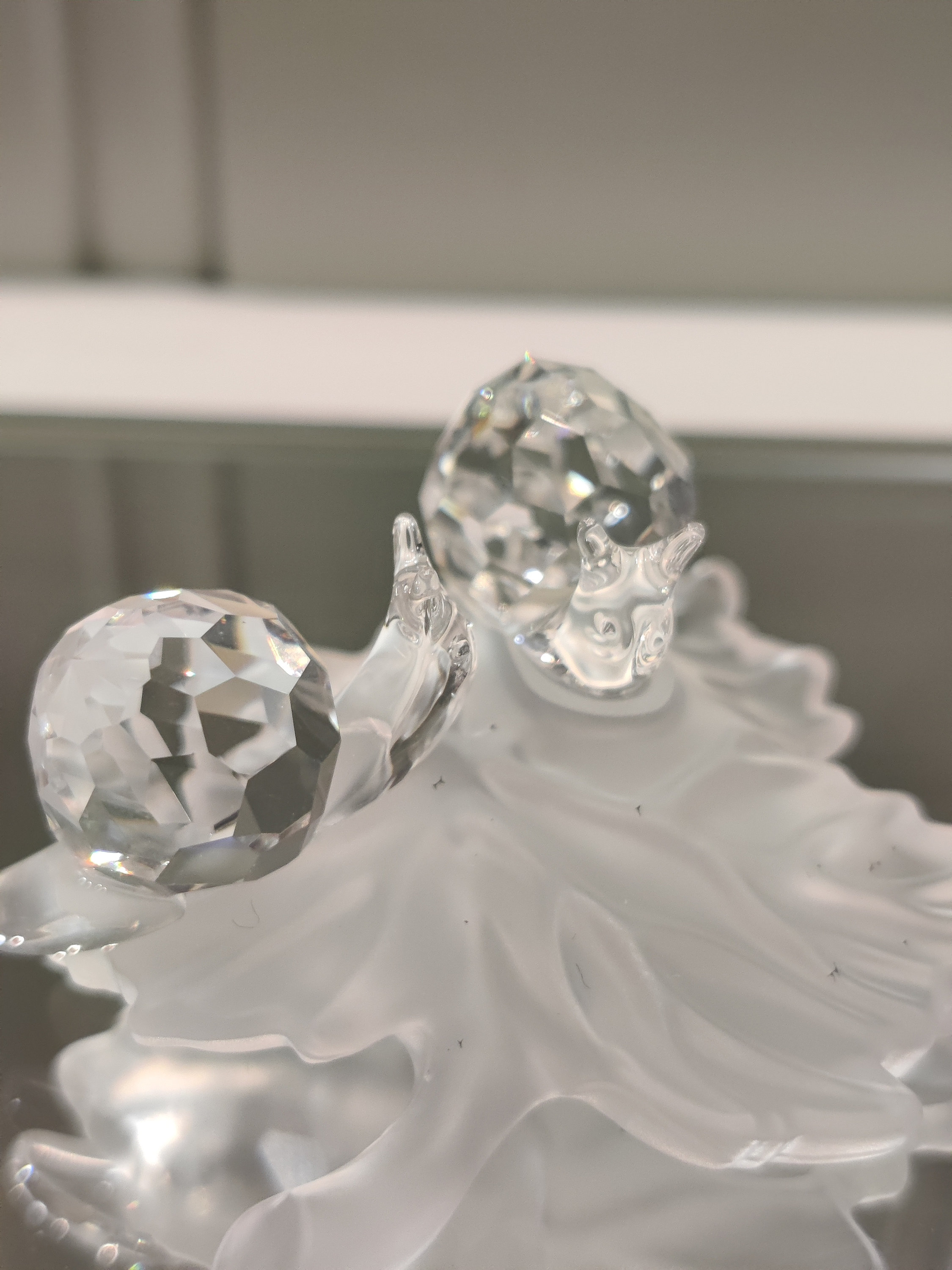 スワロフスキークリスタルのカタツムリの置物：葉の上に透明＆フロスト